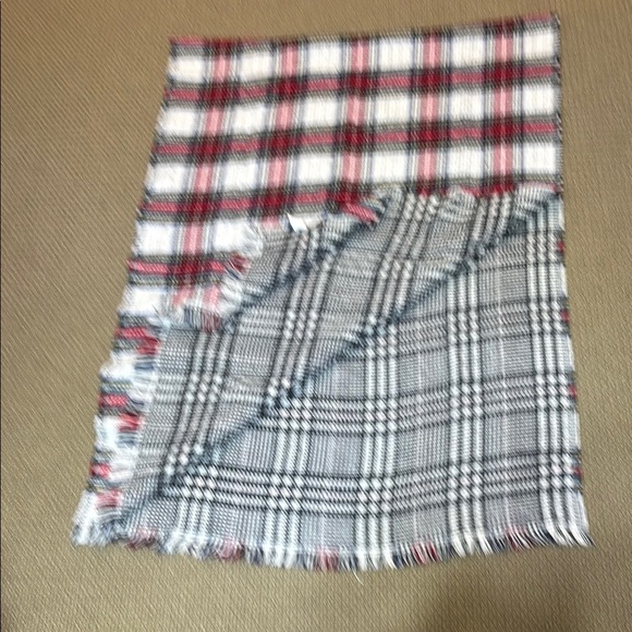 5/$25 Old Navy Scarf Shawl Plaid Wool Lap Blanket Fringe Winter Warm Unisex - Picture 6 of 6